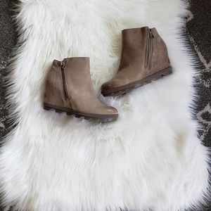 Excellent condition Sorel wedge booties 7